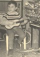 1962: Arturo alla tenera età di 4 anni già presentava spiccate doti musicali e passione per la chitarra.