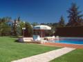 Prato con piscina - ( sdraio e ombrelloni in piscina )