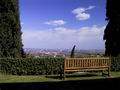 Panca con vista - ( panchina in giardino con vista cielo blu )