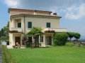 Villa con prato e palme