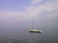 Barca alla boa ( lago di garda, cielo azzurro con nuvole)