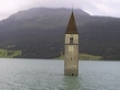 Lago di Resia - ( campanile che emerge dall'acqua, montagne )