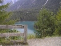 Tirolo , Fernsteinsee - ( staccionata, laghetto azzurro tra le montagne )
